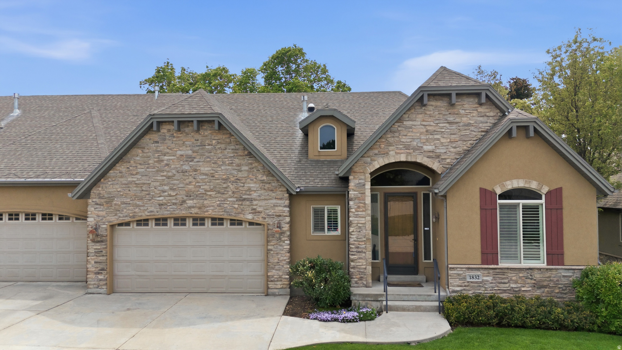 1832 E PEYTON CT