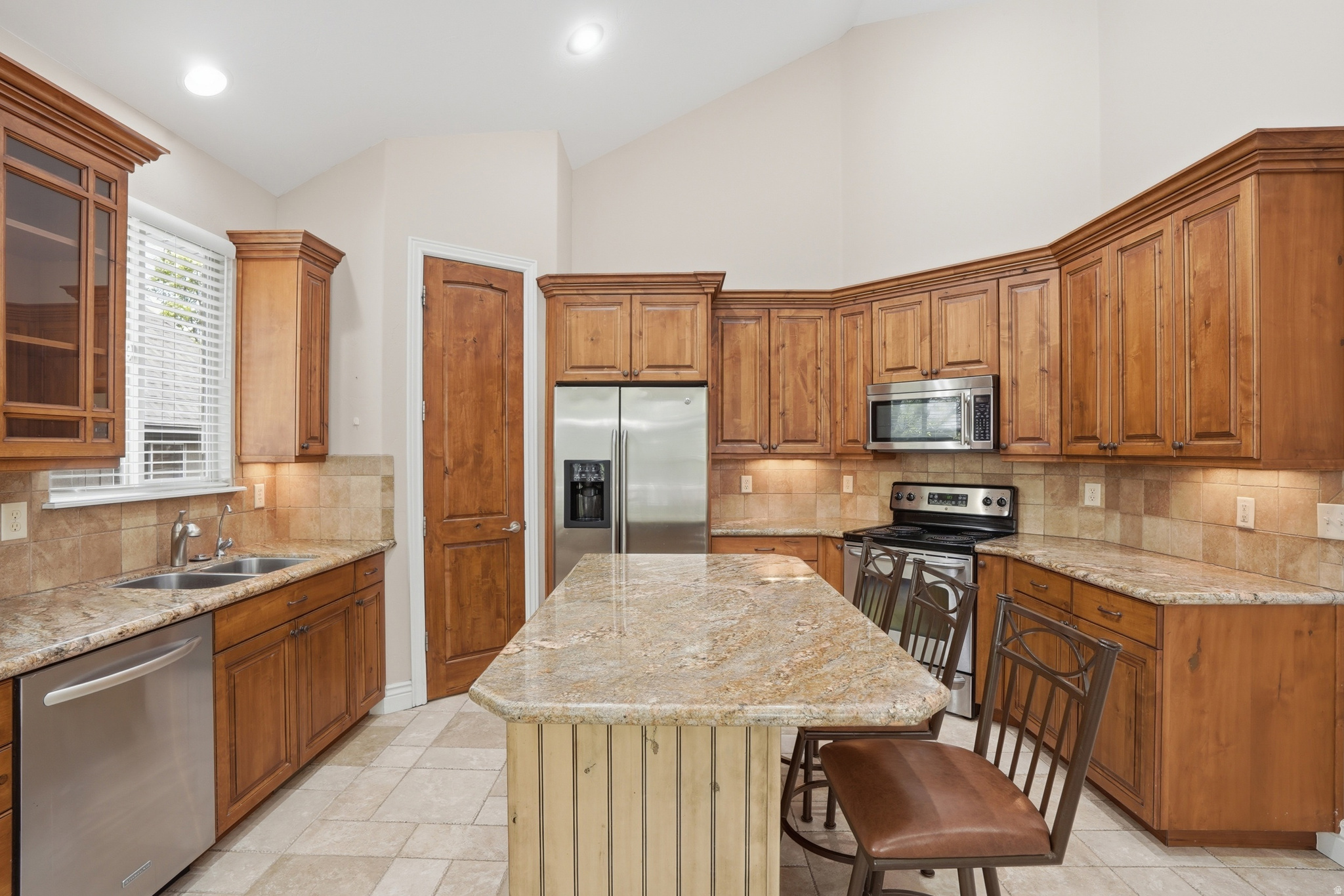 1832 E PEYTON CT