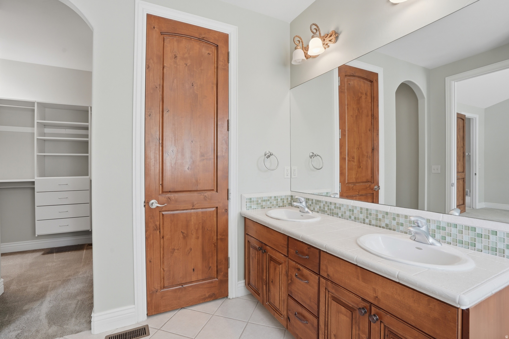 1832 E PEYTON CT