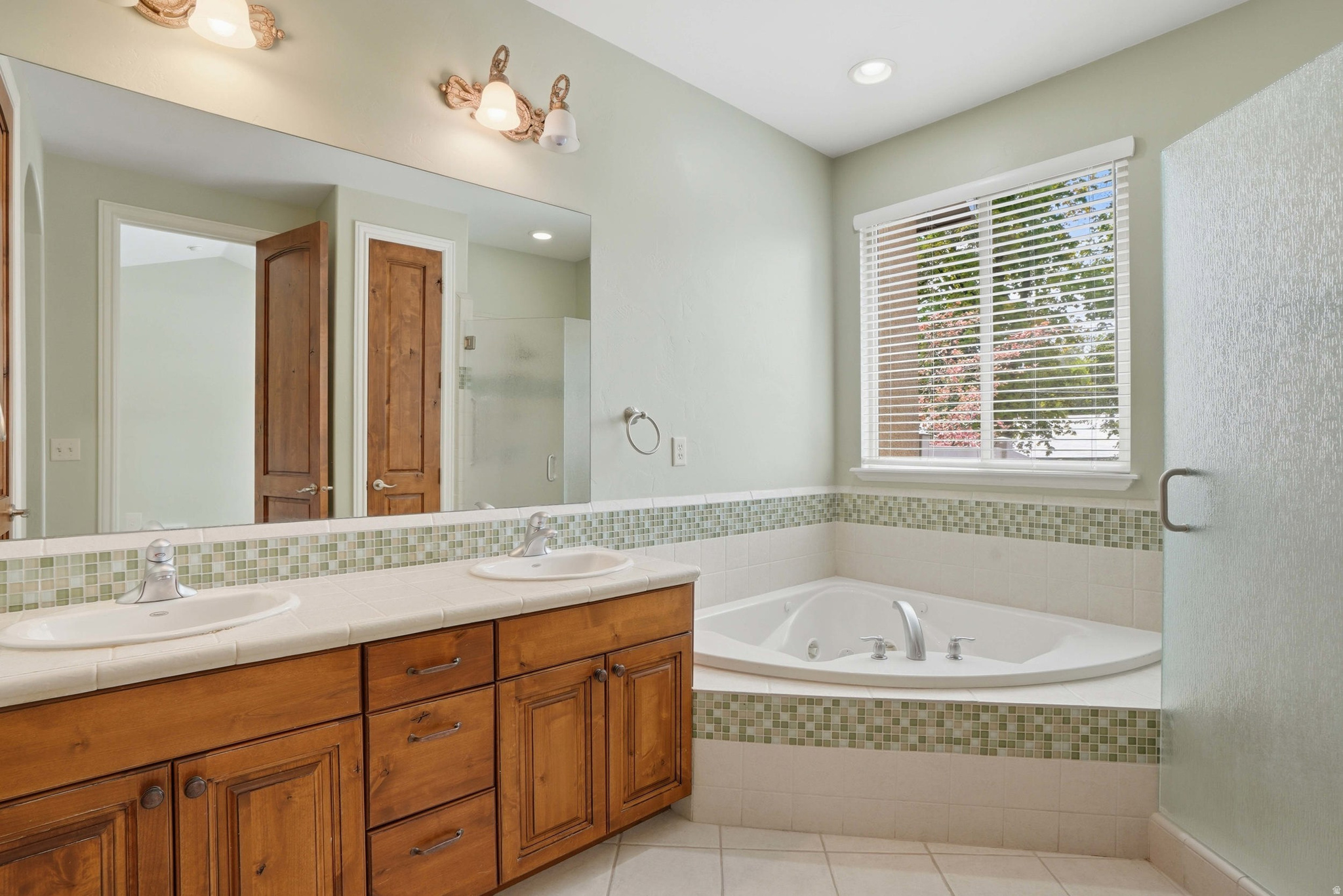 1832 E PEYTON CT