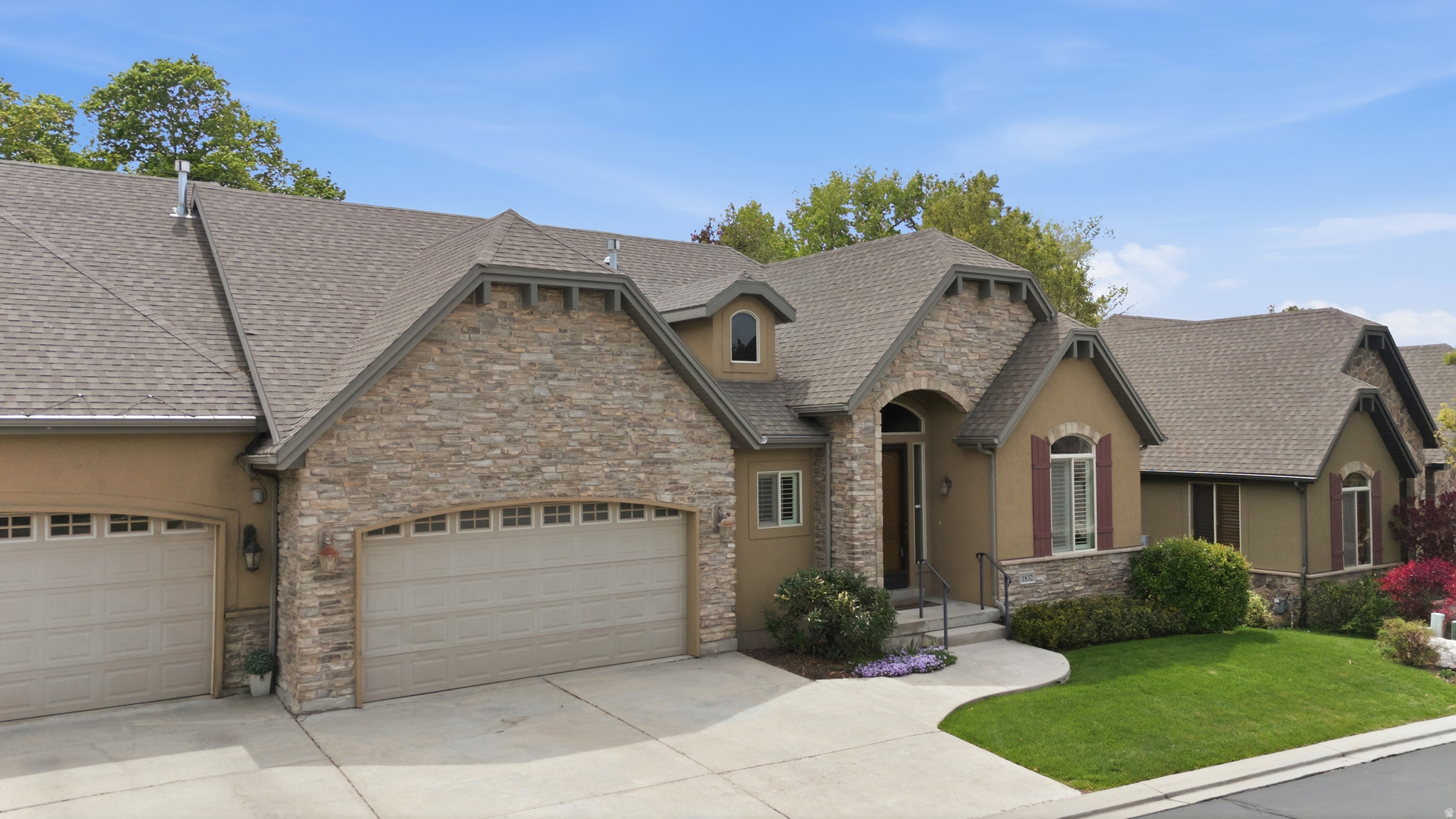 1832 E PEYTON CT