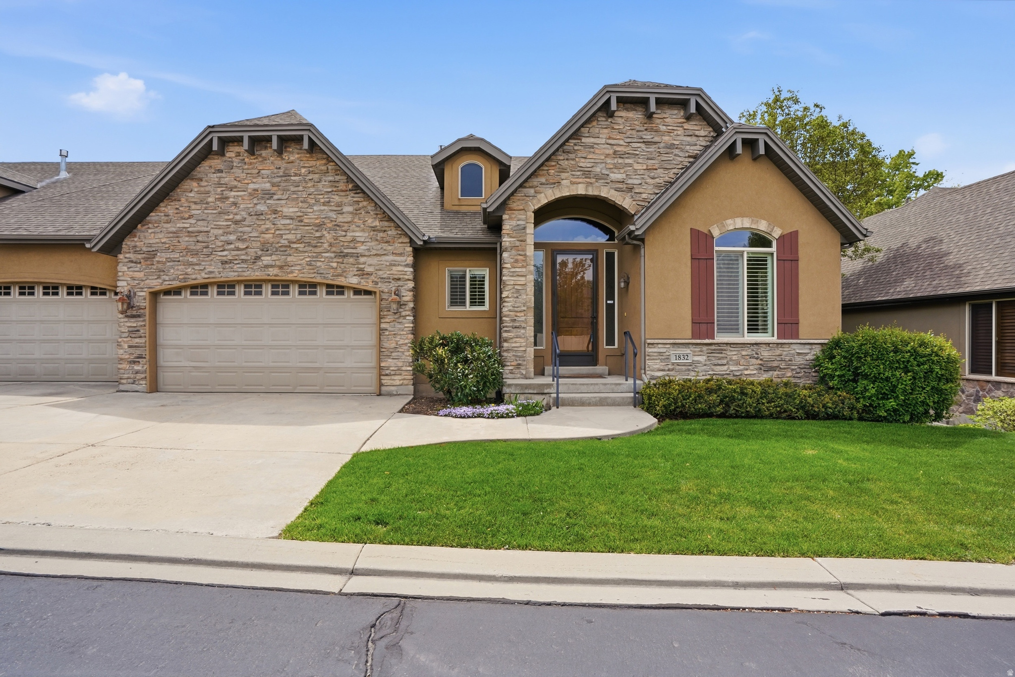 1832 E PEYTON CT