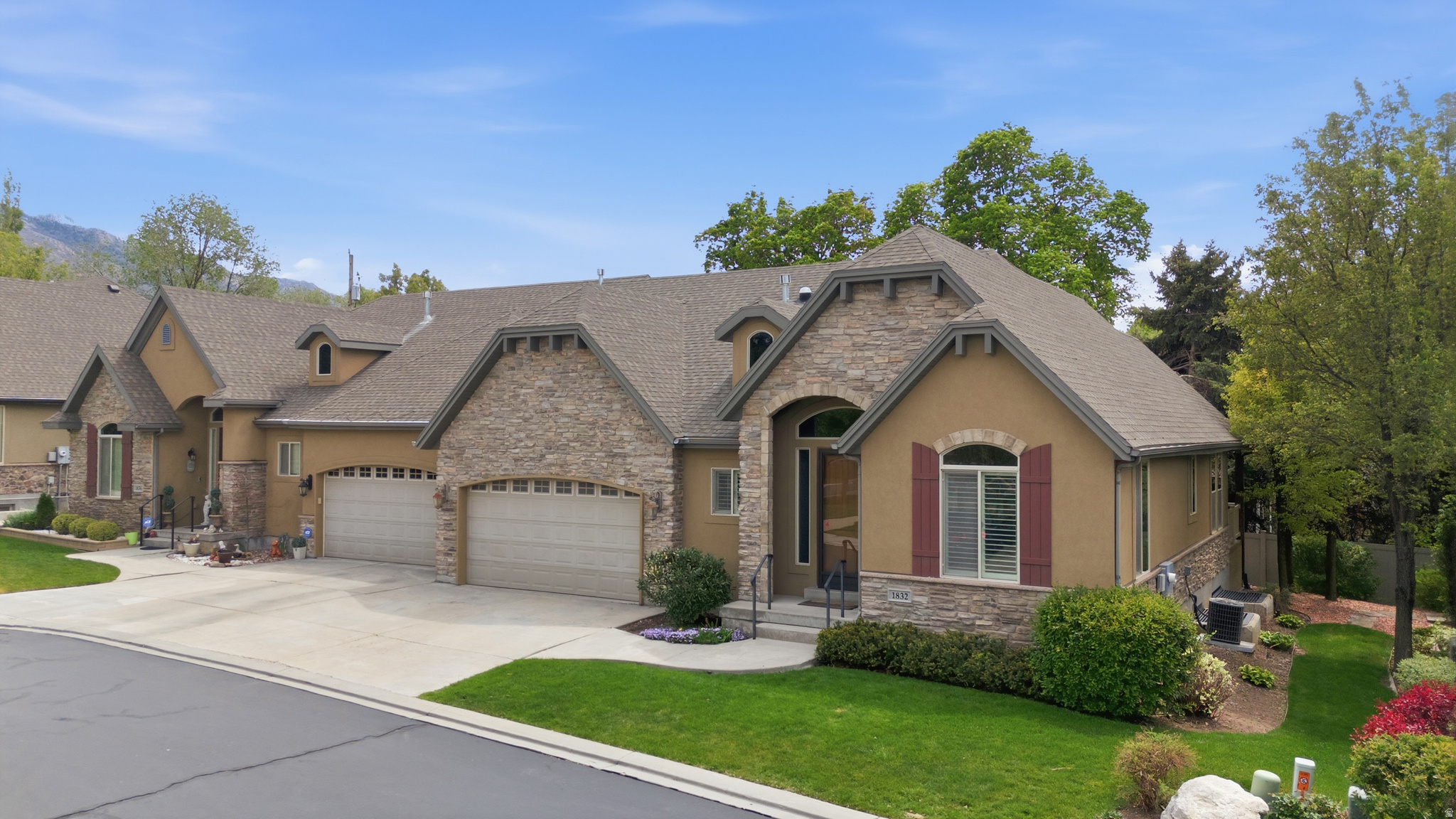 1832 E PEYTON CT