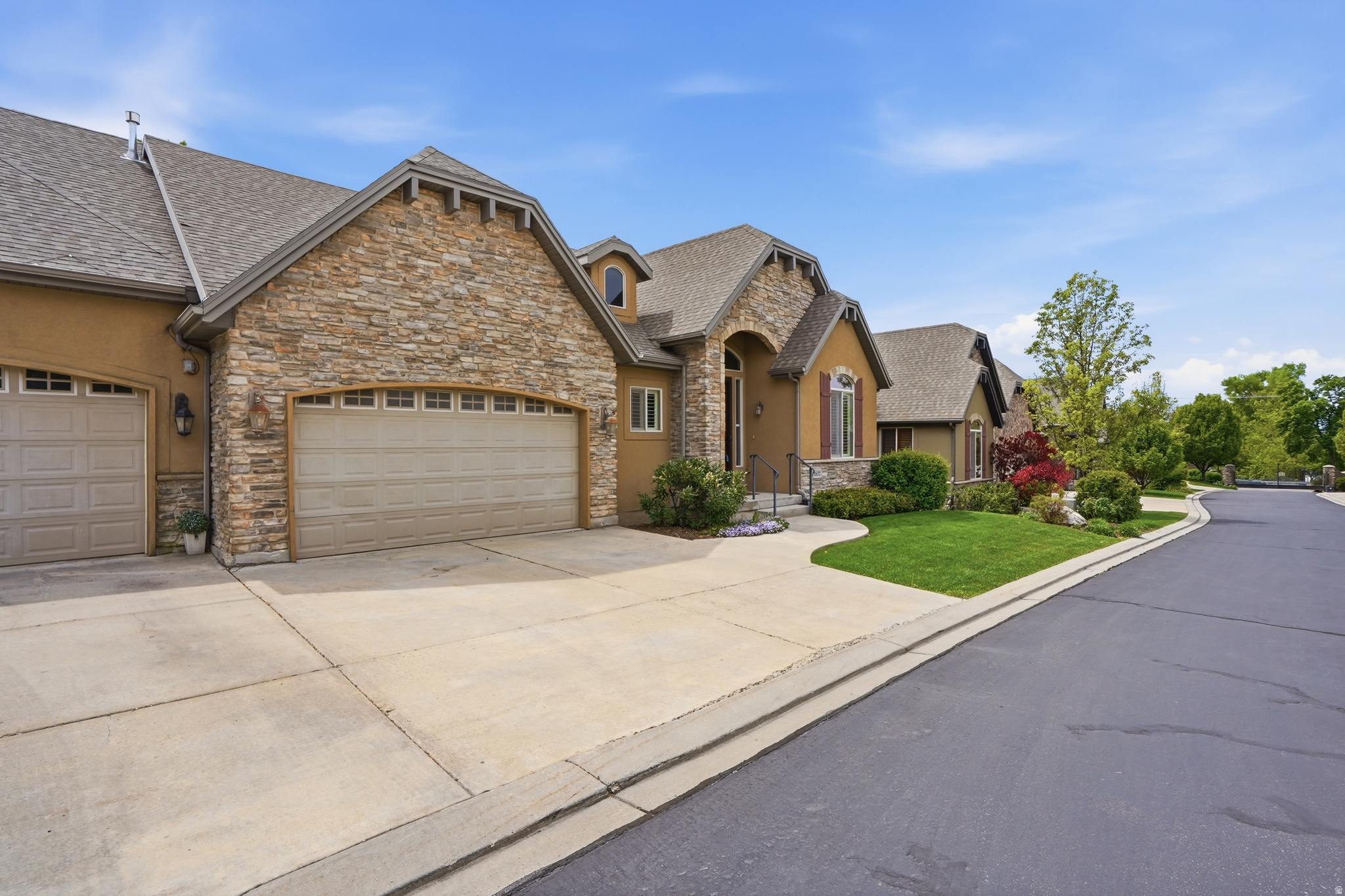 1832 E PEYTON CT