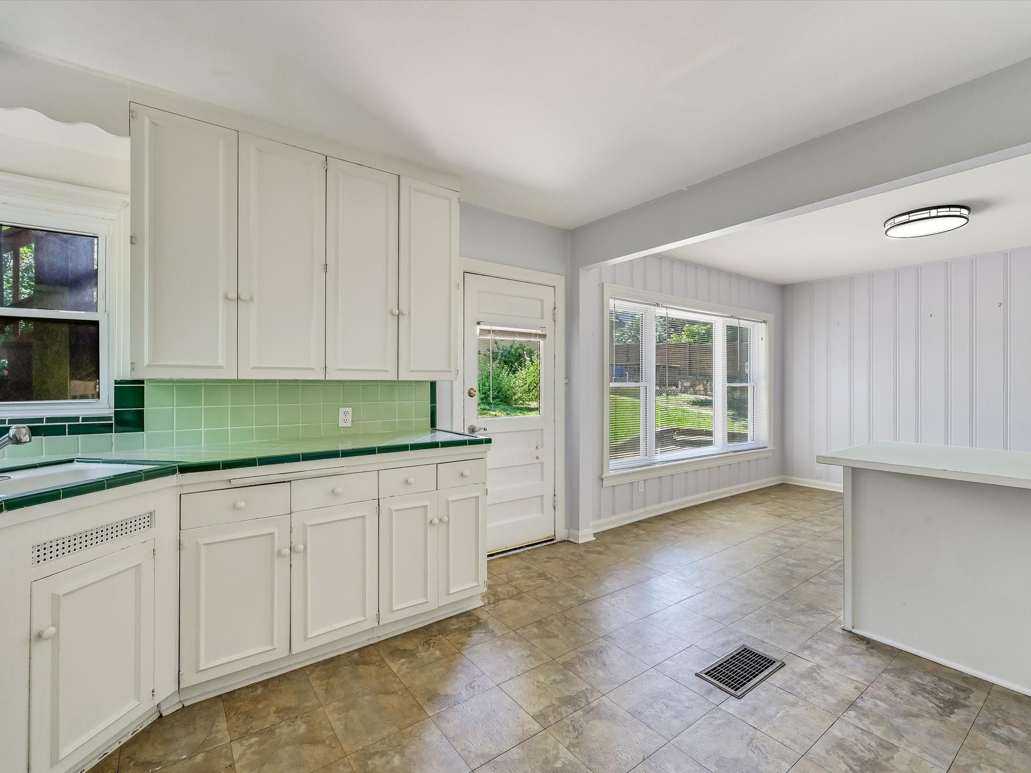 2323 Hartford RD