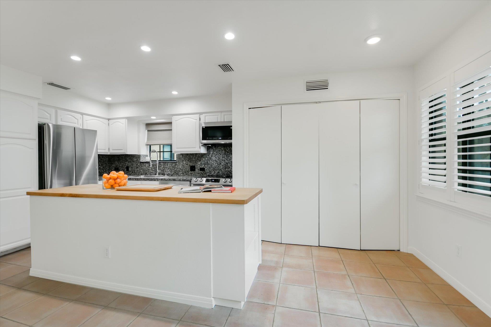 2301 Lawnmont Ave # 5