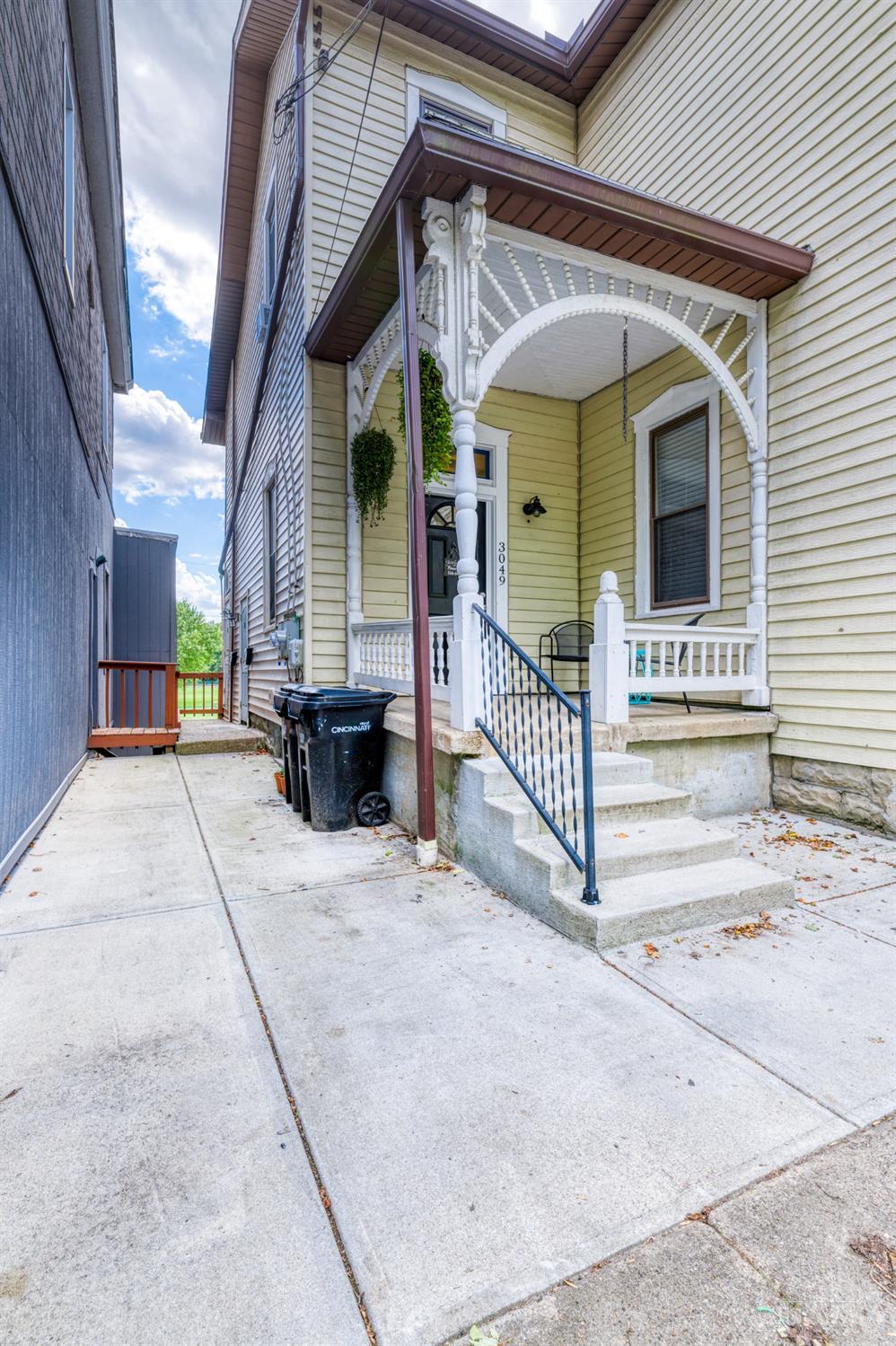 3049 Riverside Drive