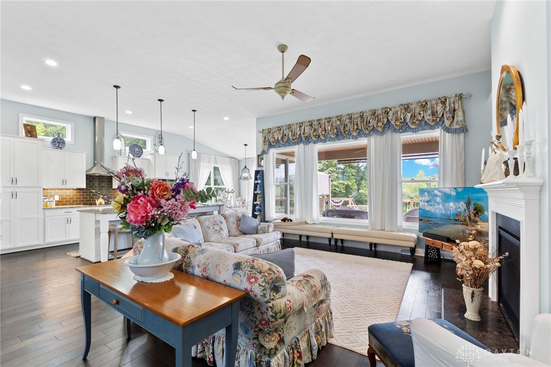 1567 Sierra Vista Way