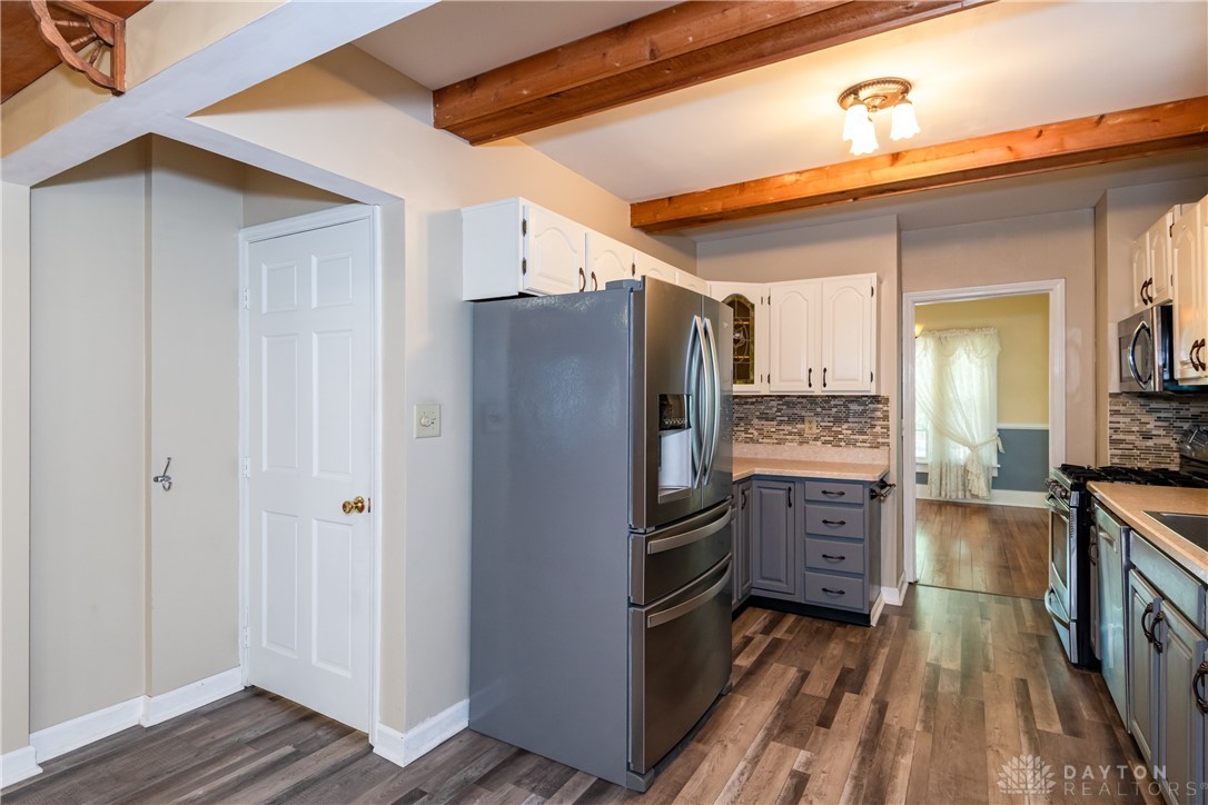 559 W Broadway Street