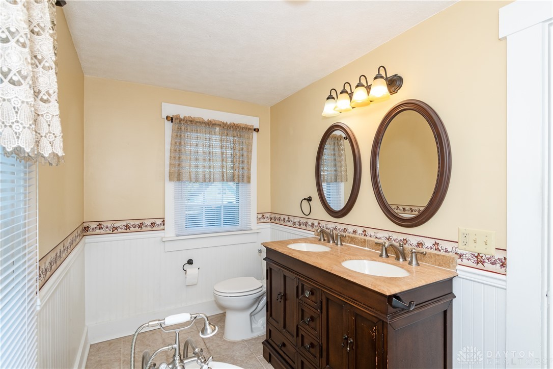 559 W Broadway Street