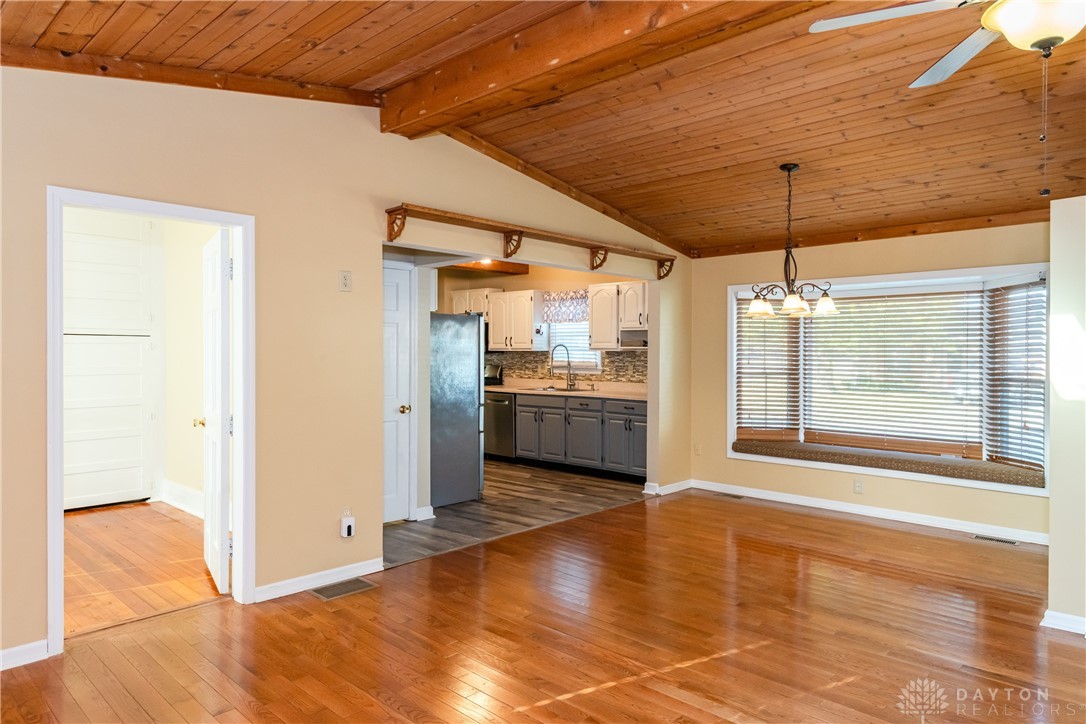 559 W Broadway Street