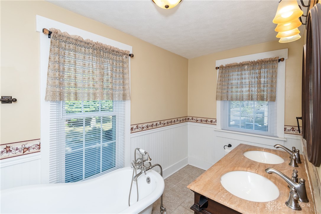 559 W Broadway Street