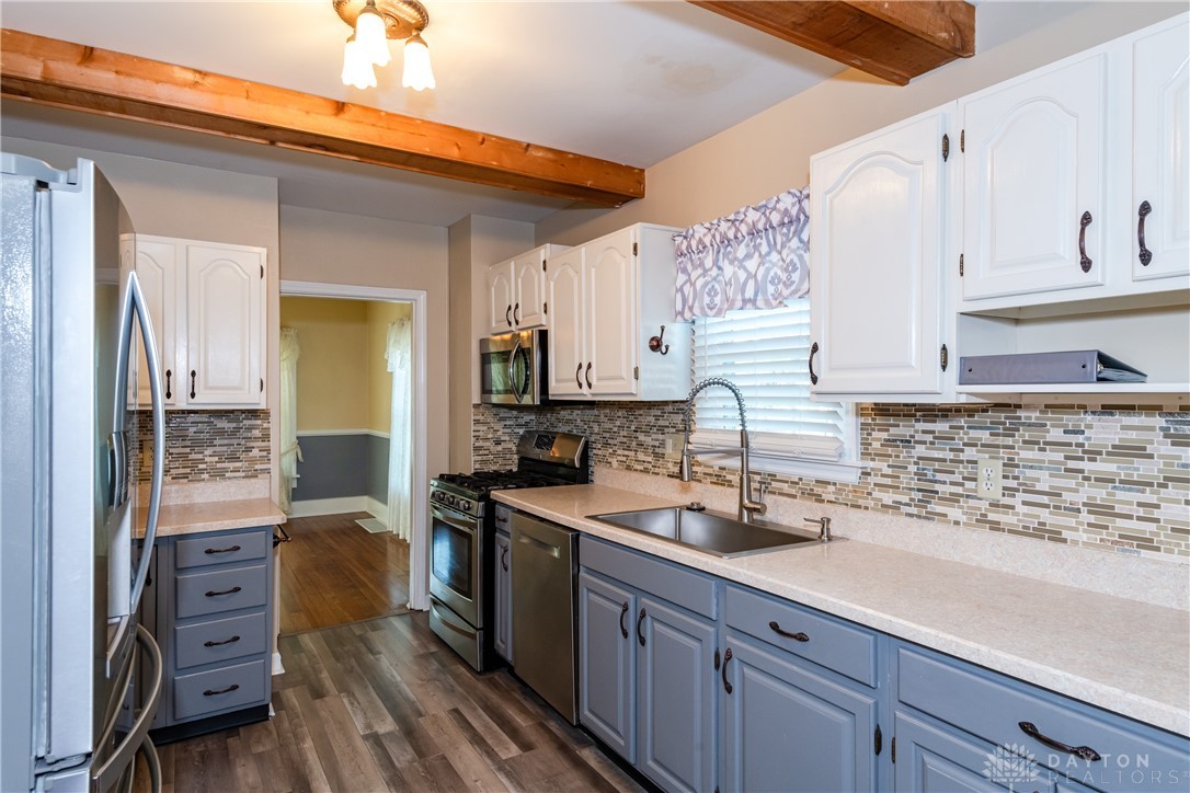 559 W Broadway Street