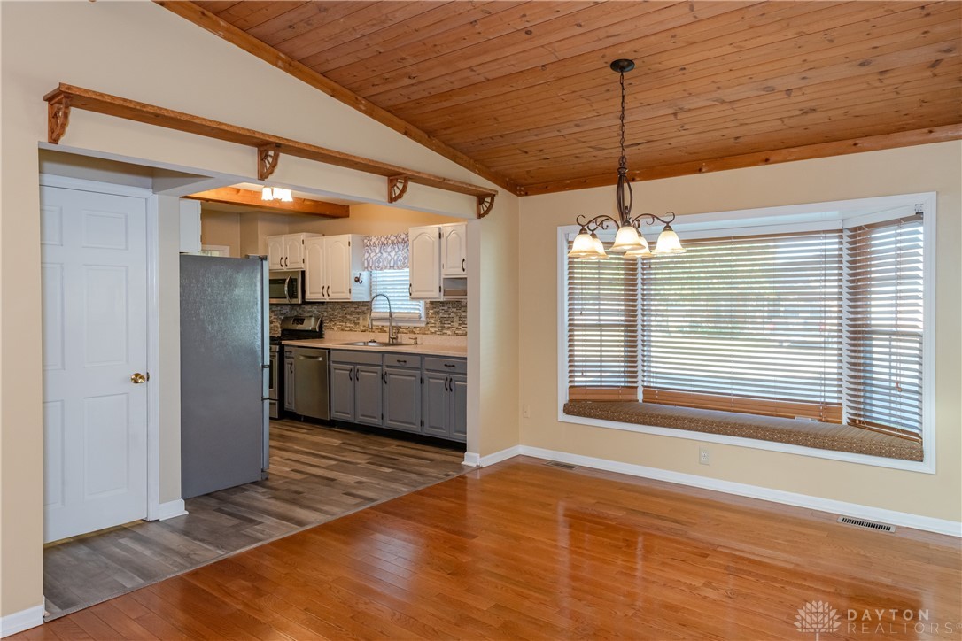 559 W Broadway Street