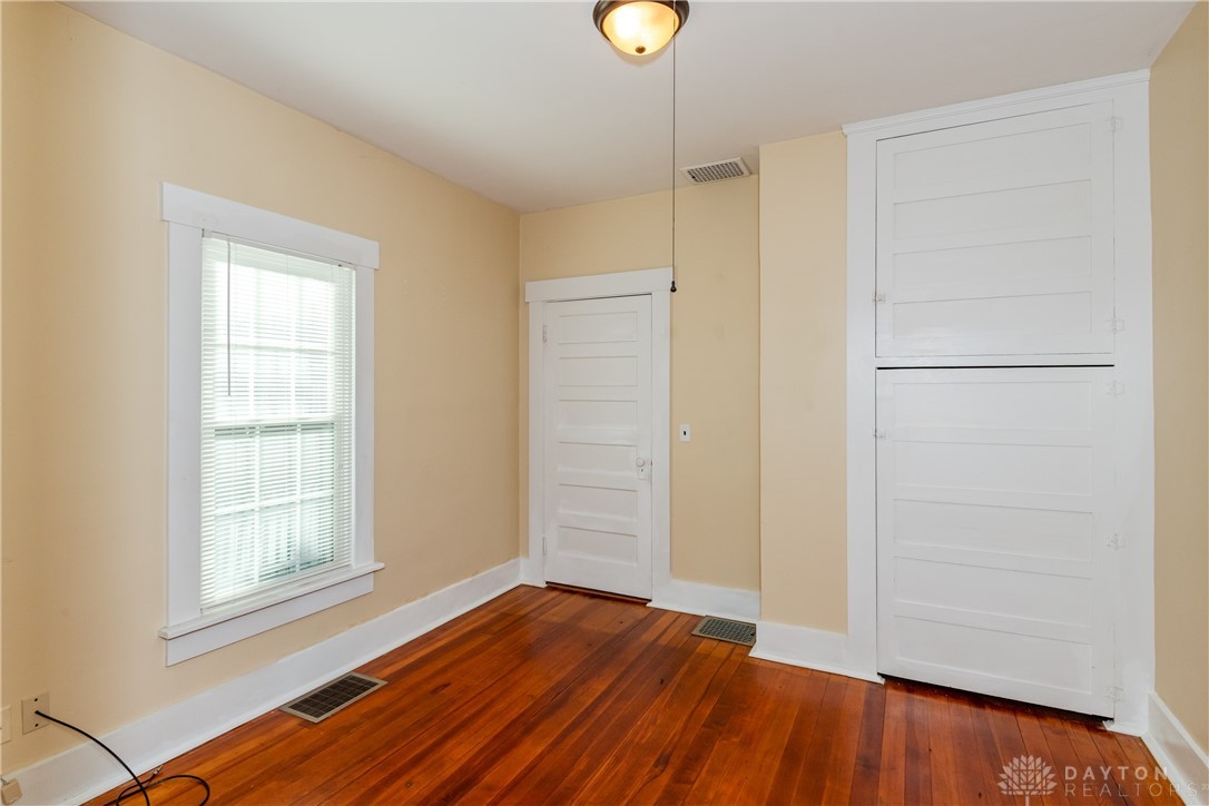 559 W Broadway Street