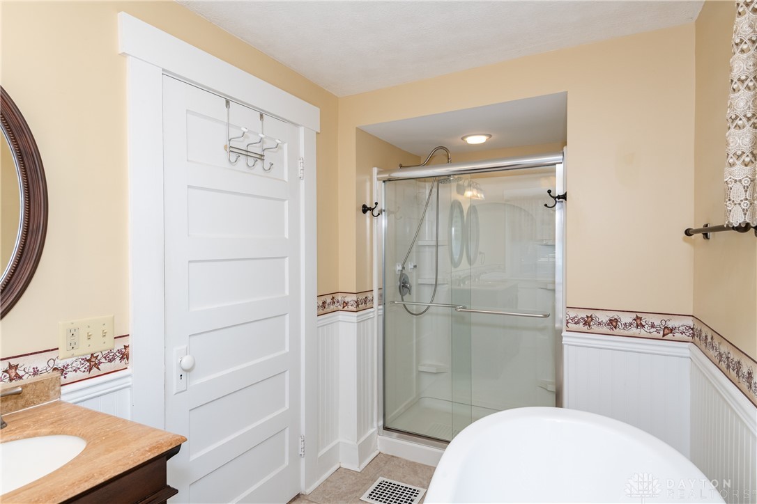 559 W Broadway Street