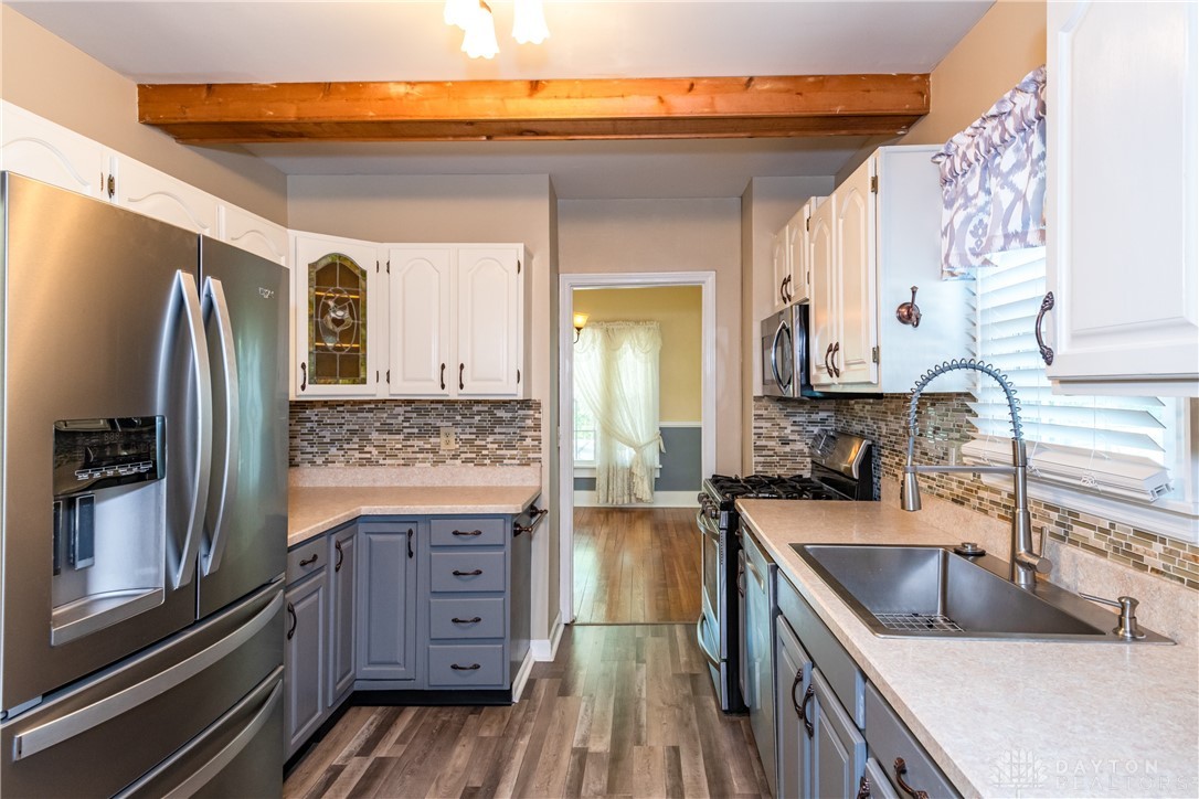 559 W Broadway Street