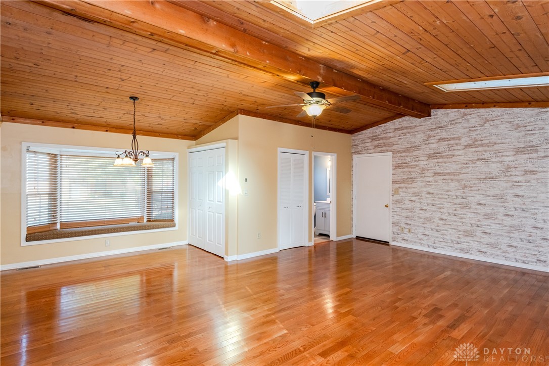 559 W Broadway Street