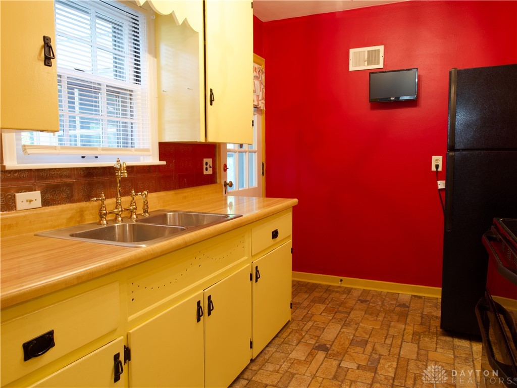 1554 Crescent Boulevard