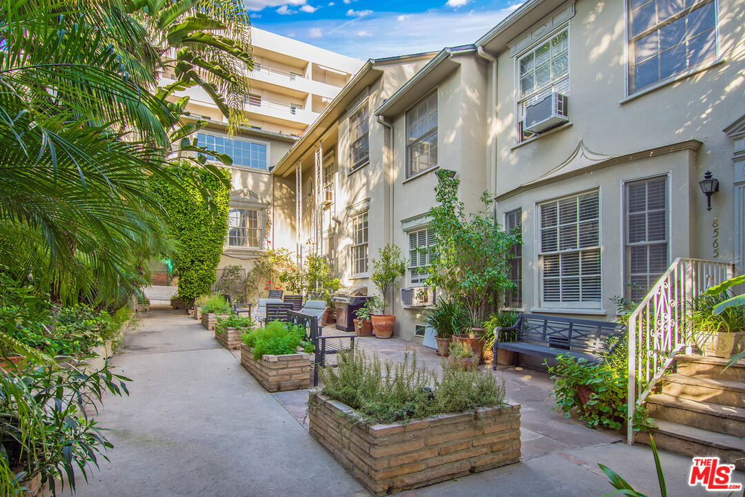 8563 Holloway Dr Unit: 1/2