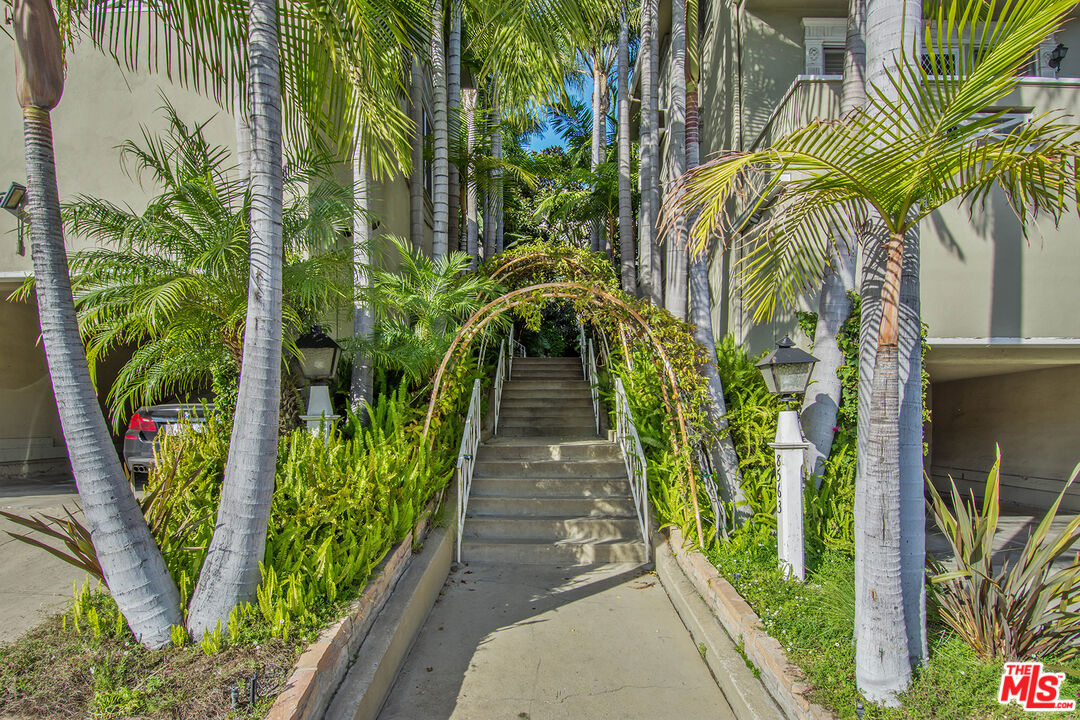 8563 Holloway Dr Unit: 1/2