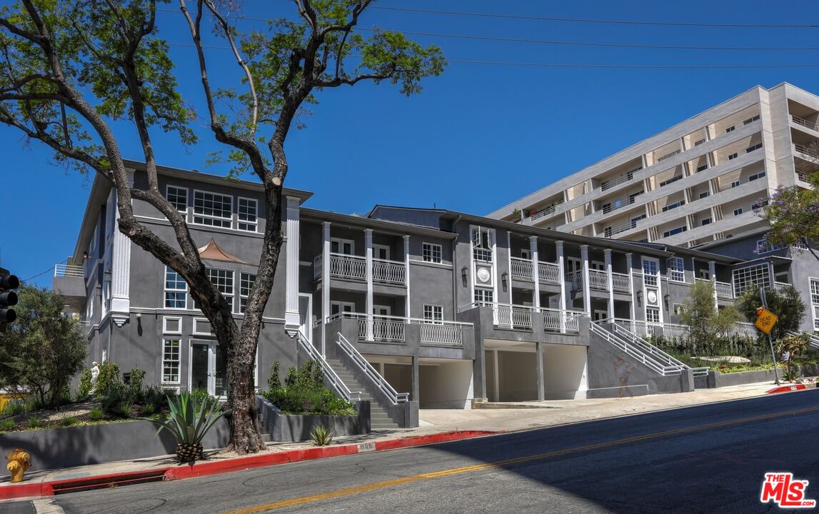 1109 Alta Loma Rd Unit: 3