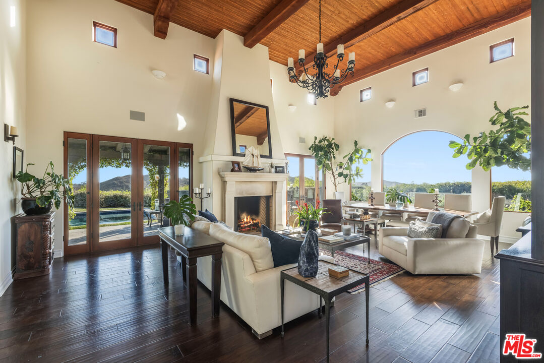 33383 Mulholland Hwy