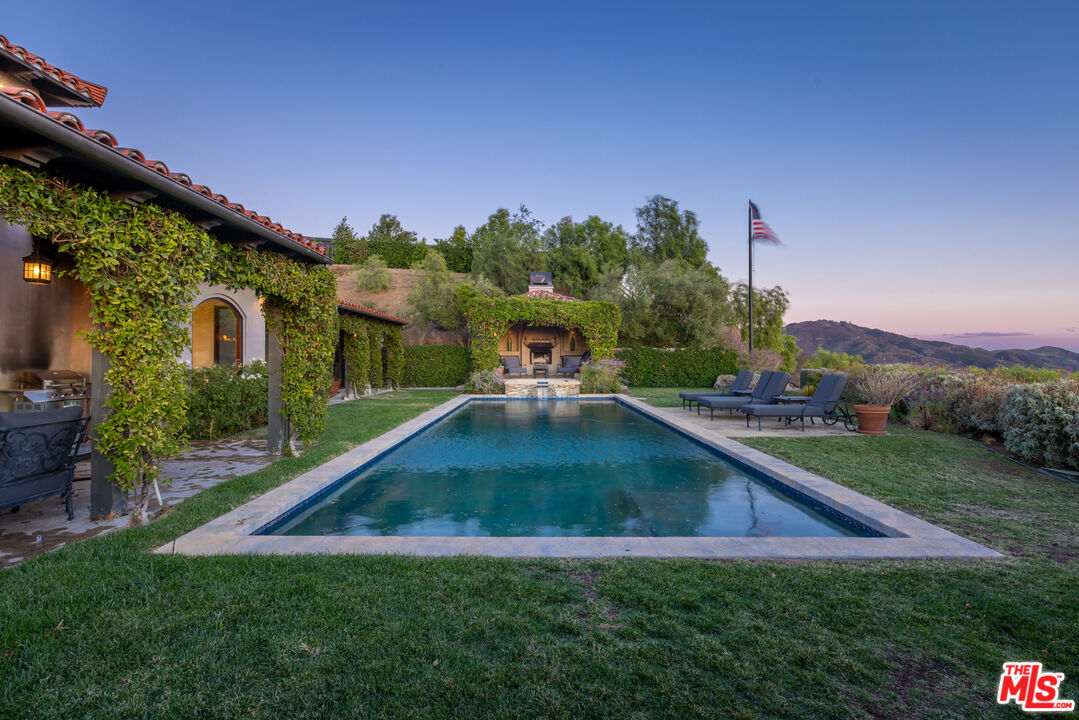 33383 Mulholland Hwy