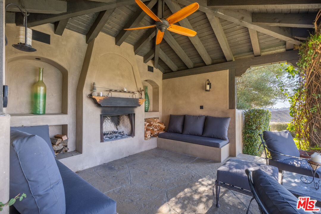 33383 Mulholland Hwy