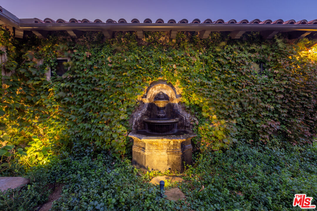 33383 Mulholland Hwy