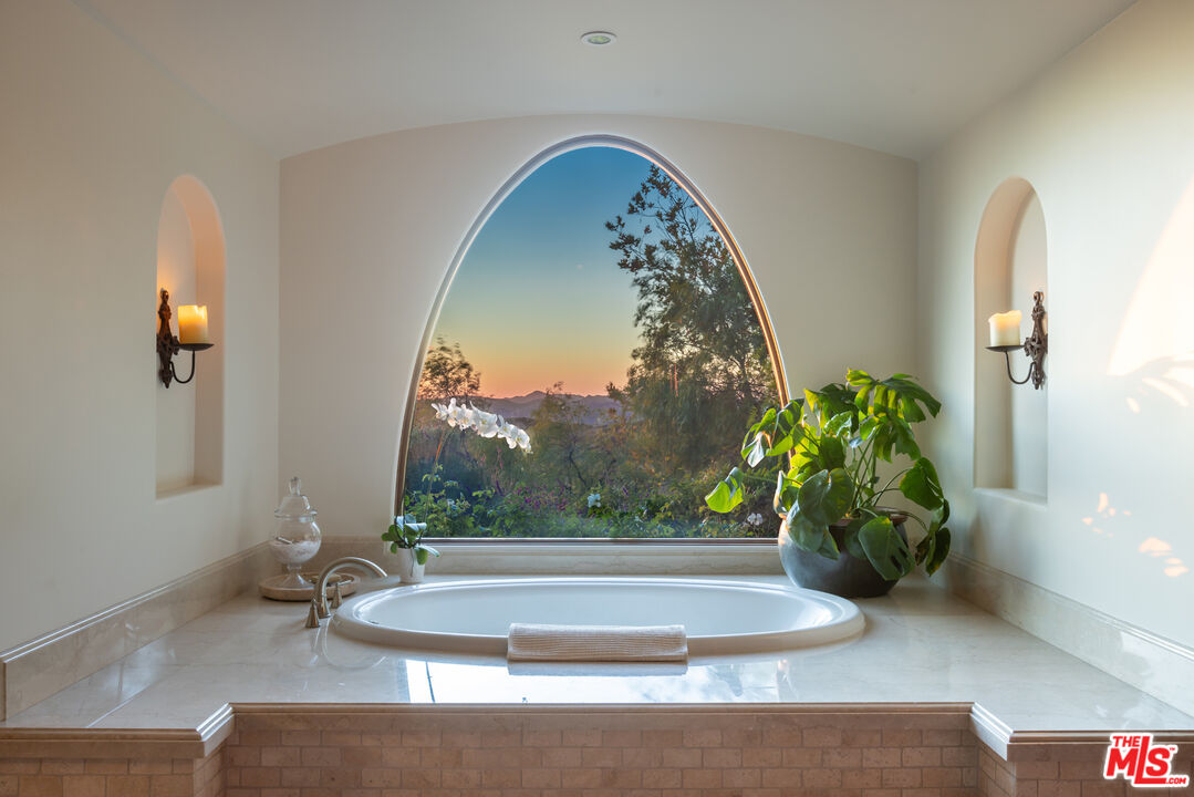 33383 Mulholland Hwy