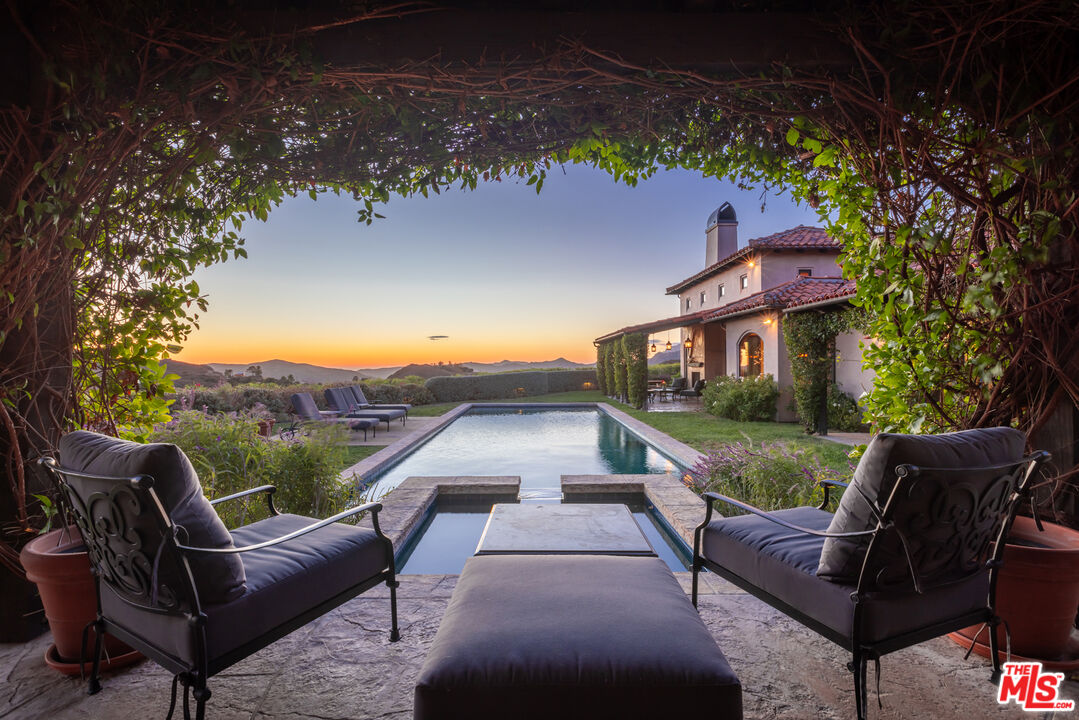 33383 Mulholland Hwy