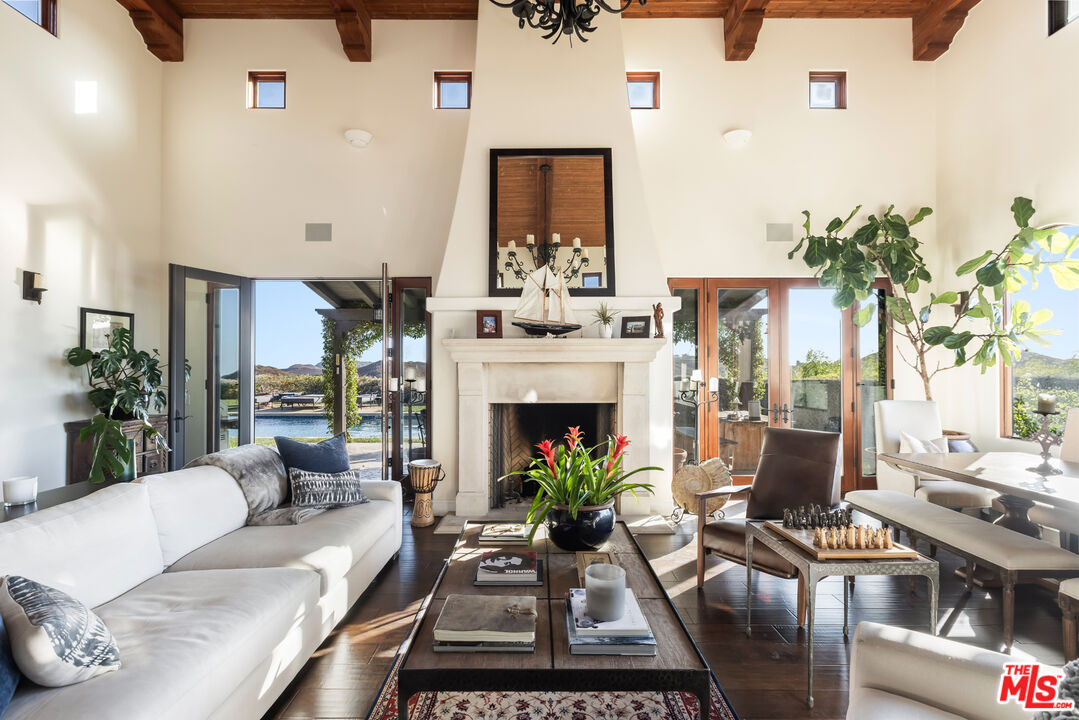 33383 Mulholland Hwy