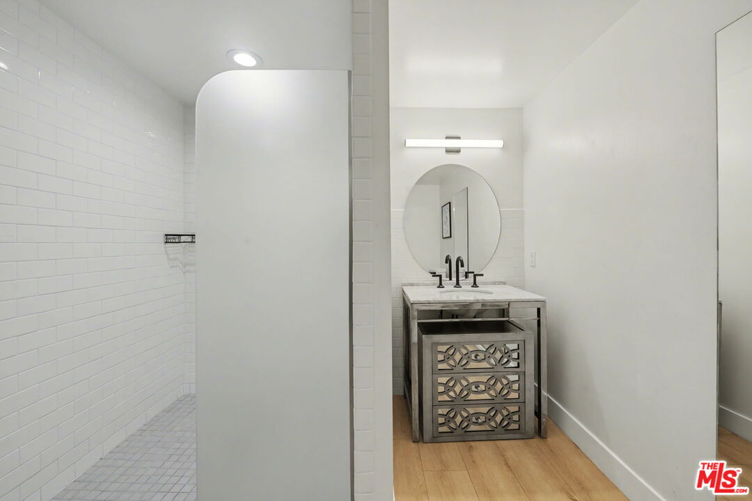700 Main St Unit: 5