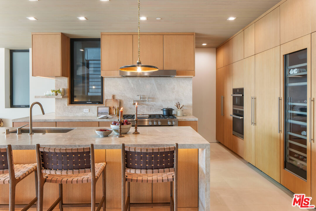 4016 The Strand
