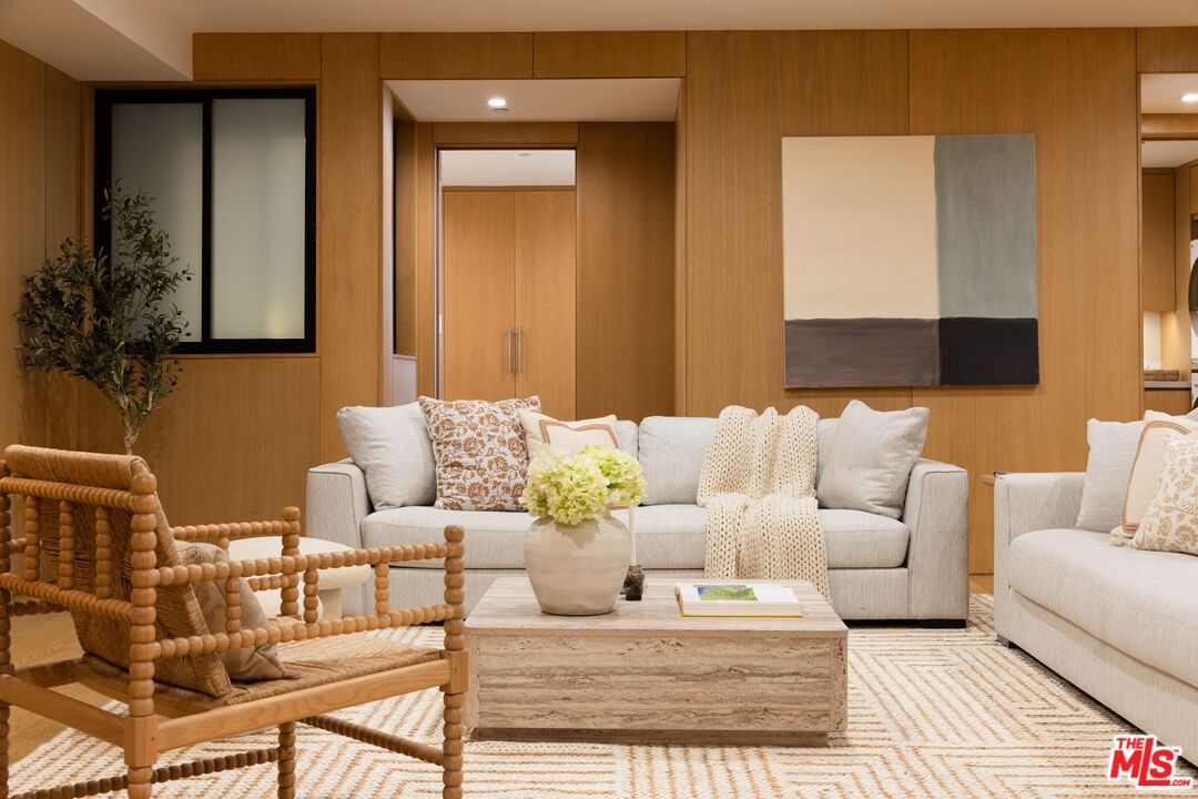4016 The Strand
