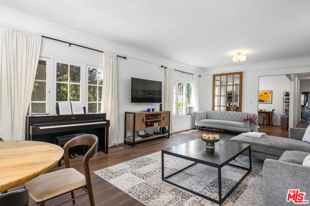 101 N Clark Unit: 103