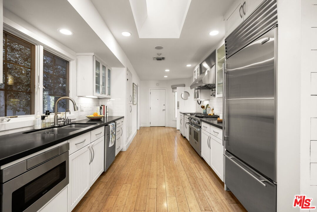 218 S Bundy Dr