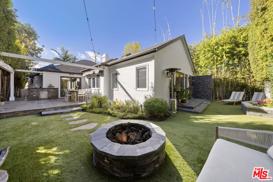 218 S Bundy Dr