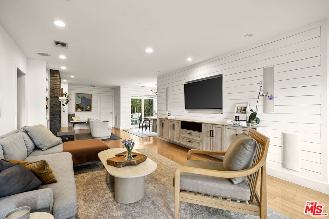 218 S Bundy Dr