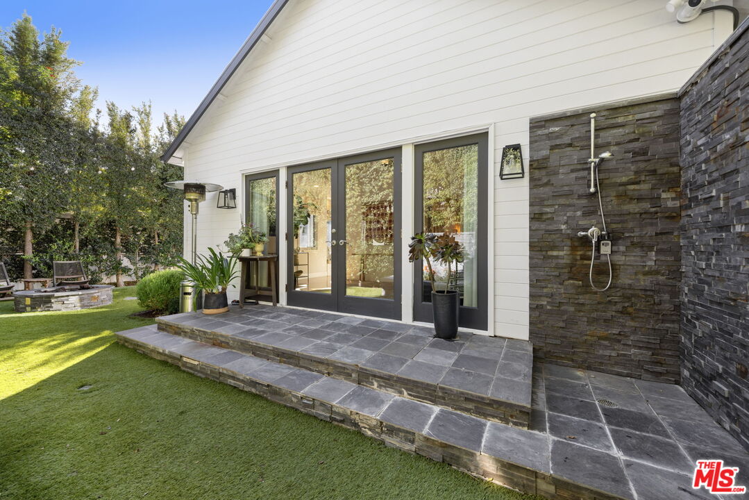 218 S Bundy Dr