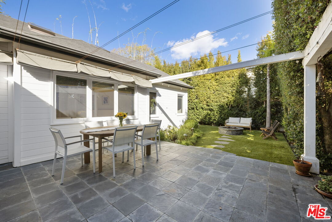 218 S Bundy Dr