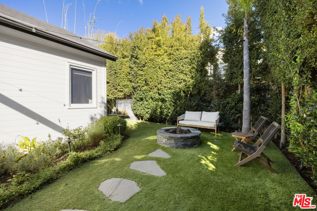 218 S Bundy Dr