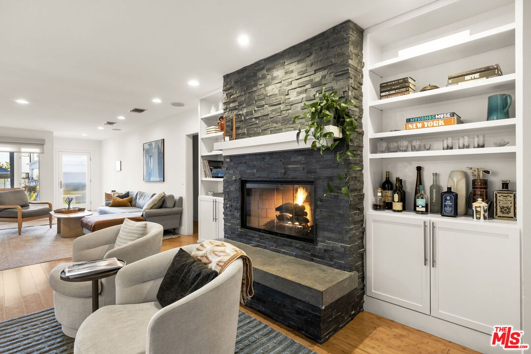218 S Bundy Dr