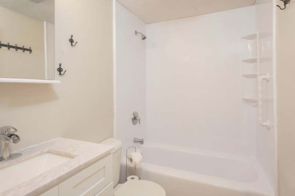 179 Presidents Ln # 1E