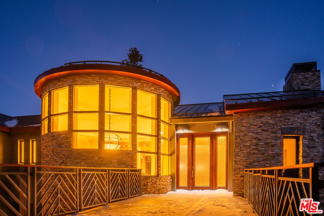 37 Bridges Ln