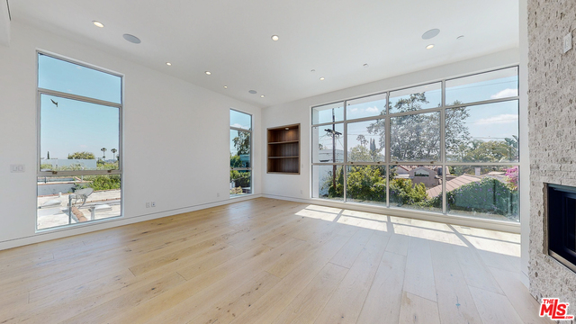 453 N KINGS RD