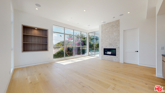 453 N KINGS RD