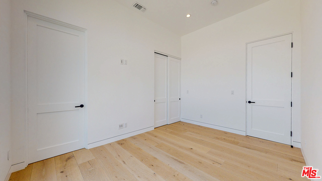 453 N KINGS RD