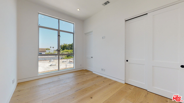 453 N KINGS RD